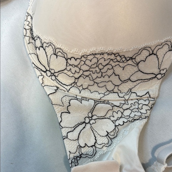 VS Body by Victoria Push-Up White Lace Underwire Bra, Size 34 DDD, Preowned - Picture 5 of 12